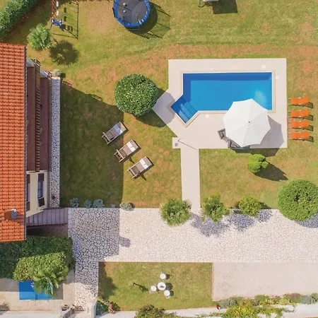 Dom wakacyjny 6 Bedroom Lovely In
