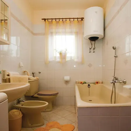 Dom wakacyjny 6 Bedroom Lovely In Barban