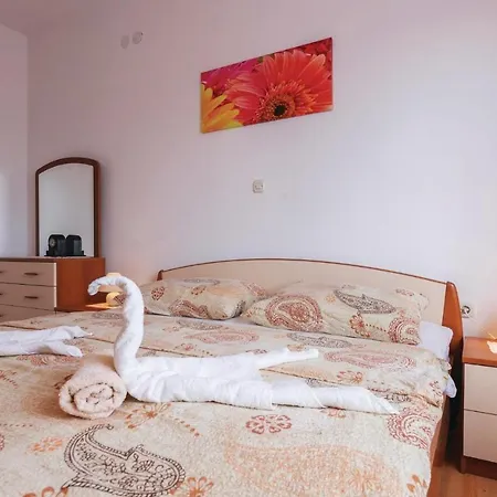 Dom wakacyjny 6 Bedroom Lovely In Barban