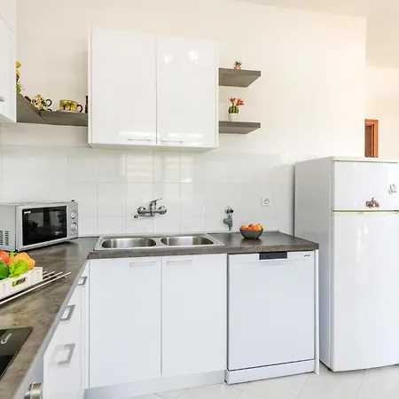 6 Bedroom Lovely In